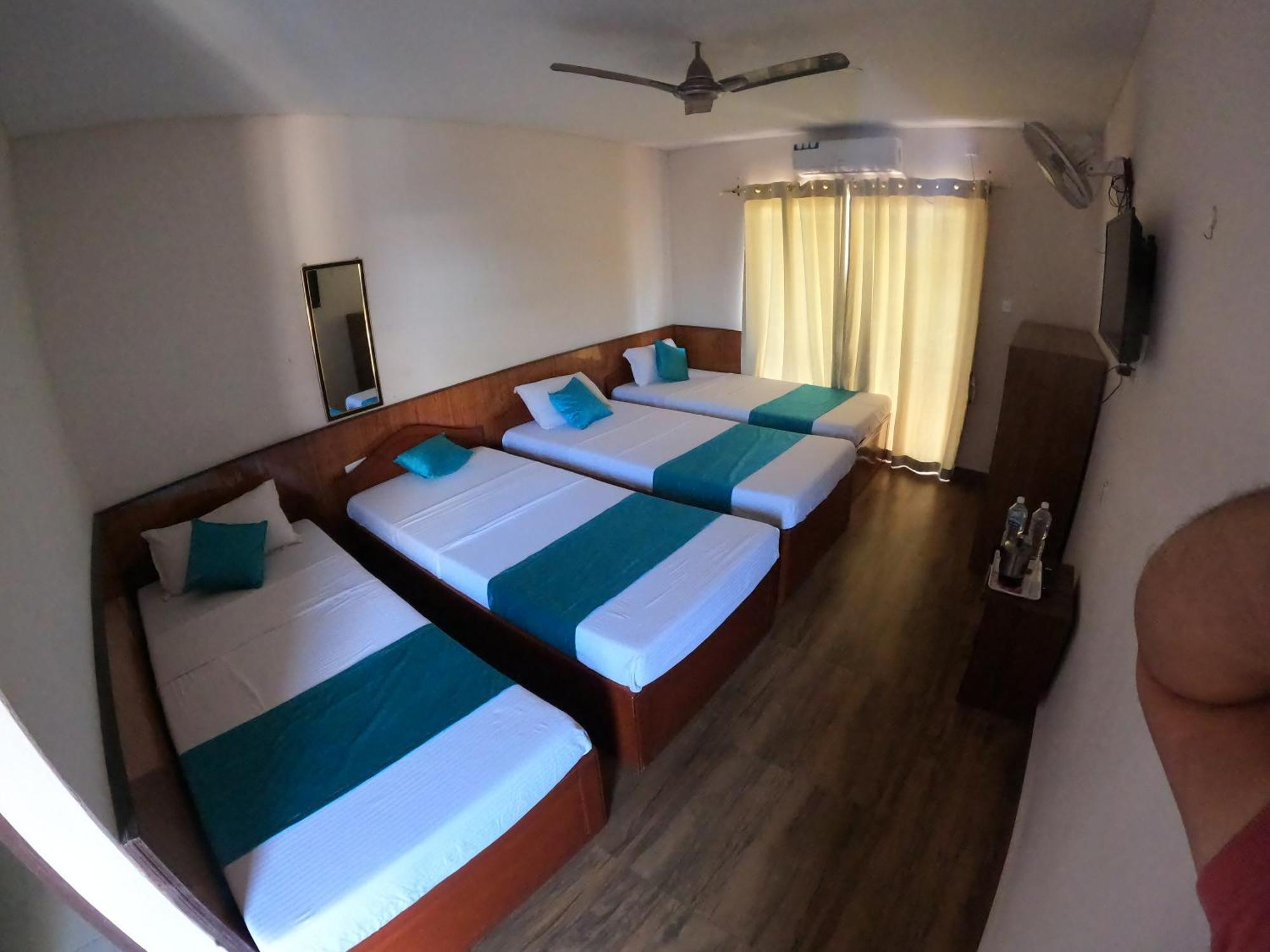 Hotel Dolly Pokhara Esterno foto